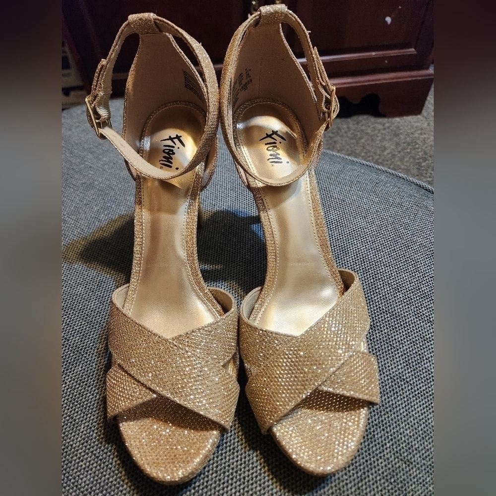 Gold Lavish heels measurements are pictured.